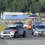 En racingbil kör nerför banan. (AI text)