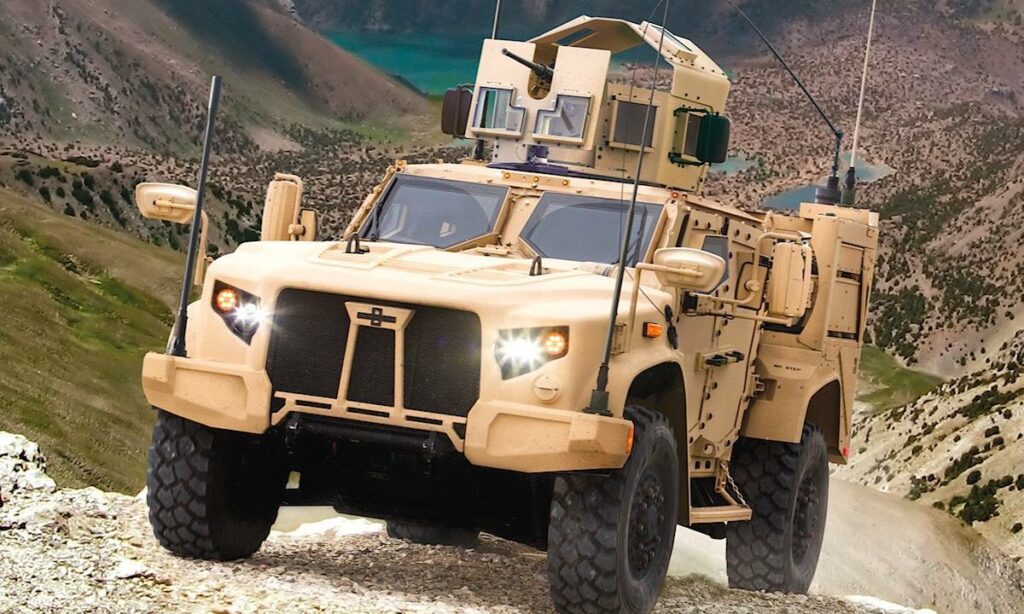 En militärfordon kör nerför en bergsvidja. (AI text)