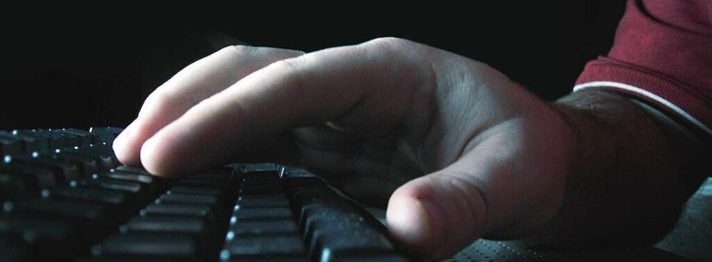 Att smyga ut nattetid med kofot är omodernt. Dagens tjuvar sitter bakom tangentbordet. Riskfritt och lönsamt!