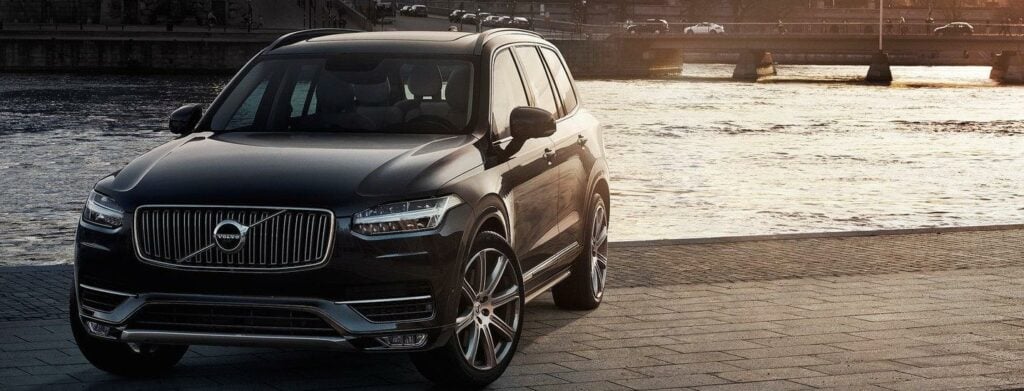 En Volvo XC90-terrängbil parkerad på en stadsgata. (AI text)