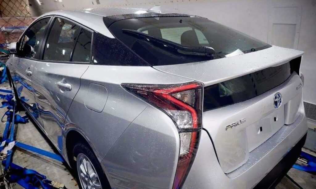 En Toyota Prius som genomgår en omfattande inspektion. (AI text)