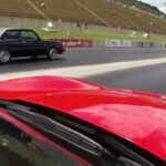 En röd BMW M3 mot en annan röd BMW M3. (AI text)