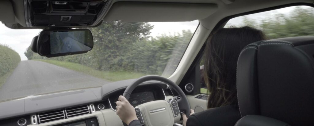 Med hjälp av en kamera bakom släpet, kombinerat med bilens egna kameror, skapas en bild av vad som händer runt omkring släpet i innerbackspegeln.