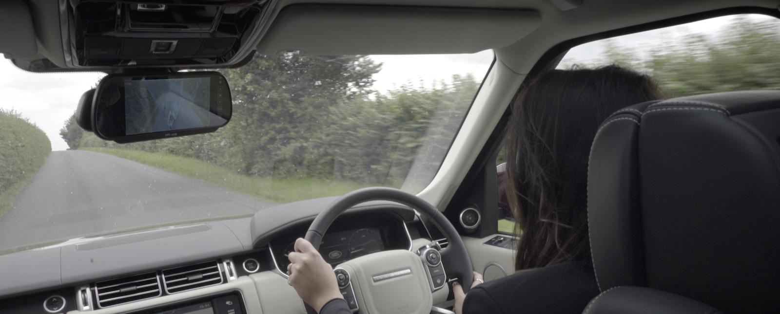 Med hjälp av en kamera bakom släpet, kombinerat med bilens egna kameror, skapas en bild av vad som händer runt omkring släpet i innerbackspegeln.