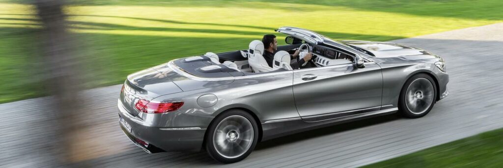 Den är lång och dyr, precis som sedanversionen av S-klass – men i cabrioletmodellen får du dessutom en miljard kilometers takhöjd.