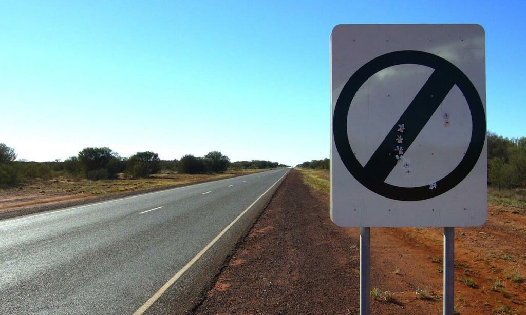 Inget tillåtande tecken på en grusväg. (AI text)