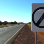 Inget tillåtande tecken på en grusväg. (AI text)