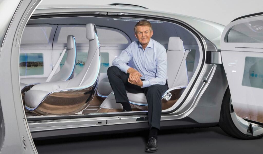 Daimlers utvecklingschef i en bil han inte behöver köra själv: konceptbilen Mercedes F 015. Autonom teknik kommer hamna i allt fler Mercedesmodeller framöver.