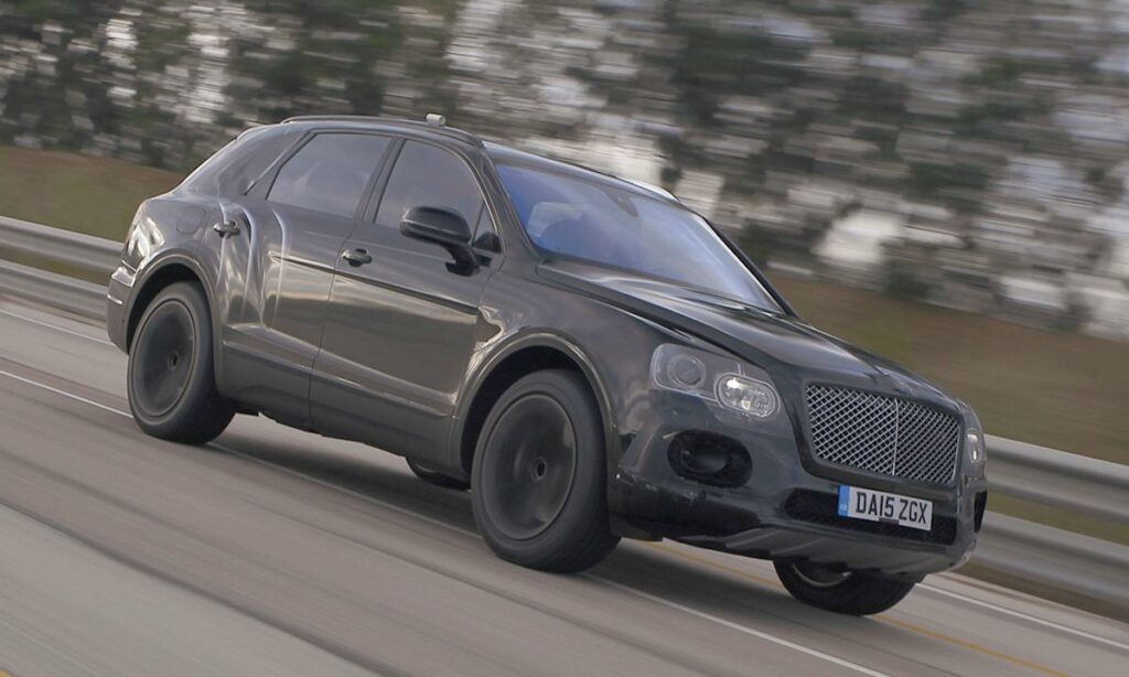 Bentley SUV-katten kör längs vägen. (AI text)