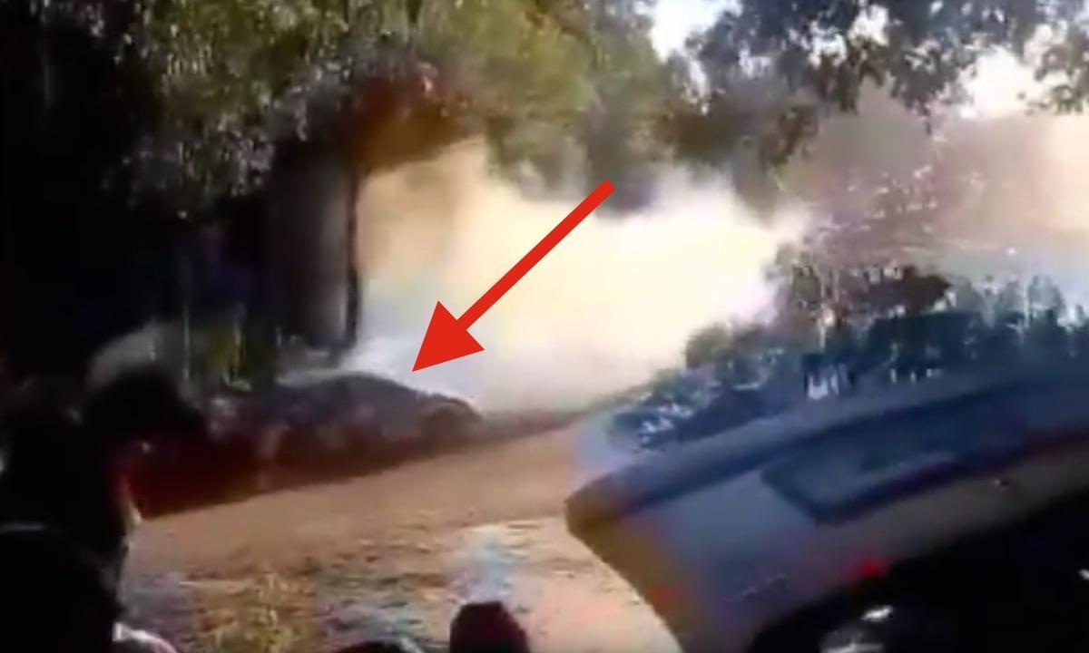 En bil kör nedför en väg med rök som kommer ut ifrån den. (AI text)