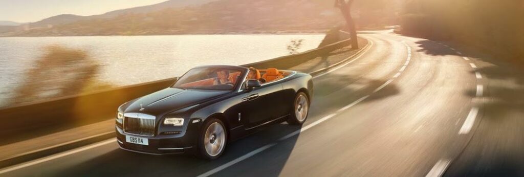Rolls-Royce vill locka en helt ny generation köpare med Dawn: framgångsrika, unga entreprenörer. Märkeschefen Torsten Müller-Ötvös säger att "detta helt enkelt är den sexigaste modellen Rolls-Royce någonsin byggt".