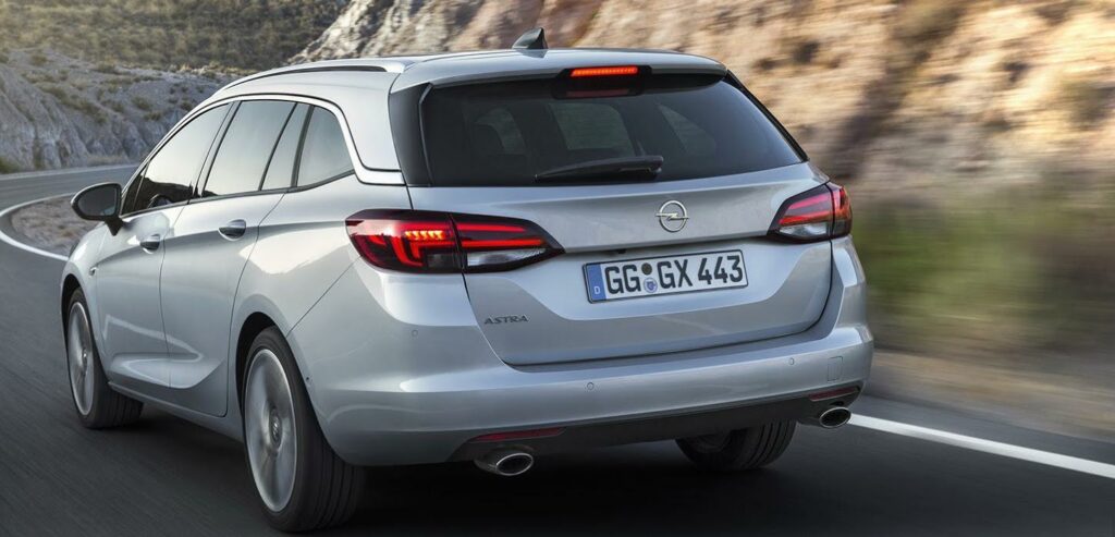 Motorerna i nya Astra Sports Tourer hämtas från halvkombiversionen och i motorutbudet hittar vi bland annat en trecylindrig turbomotor på 1,0 liter samt dieselmotorer som går under namnet "Whisper diesels".