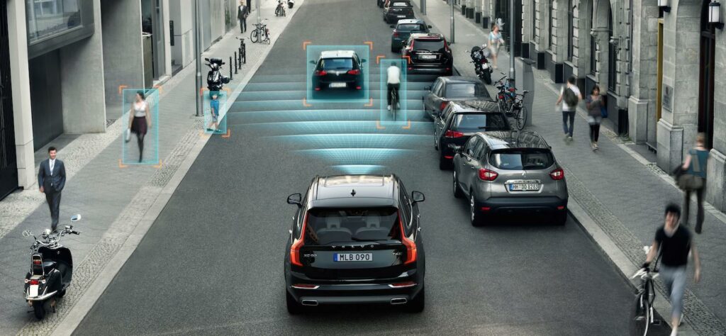 Många biltillverkare gömmer undan autobromssystemet i dyra utrustningspaket. Nu blir det ändring.