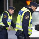 polisbeamän står bredvid en bil (AI text)