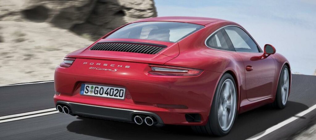 Porsche har nyss visat upp ansiktslyfta 911 Carrera och Carrera S, där sugmotorn ersätts av en turbomotor för att sänka utsläppen. När nästa generation dyker upp kommer den som hybrid, och kanske också i en helt eidriven variant.