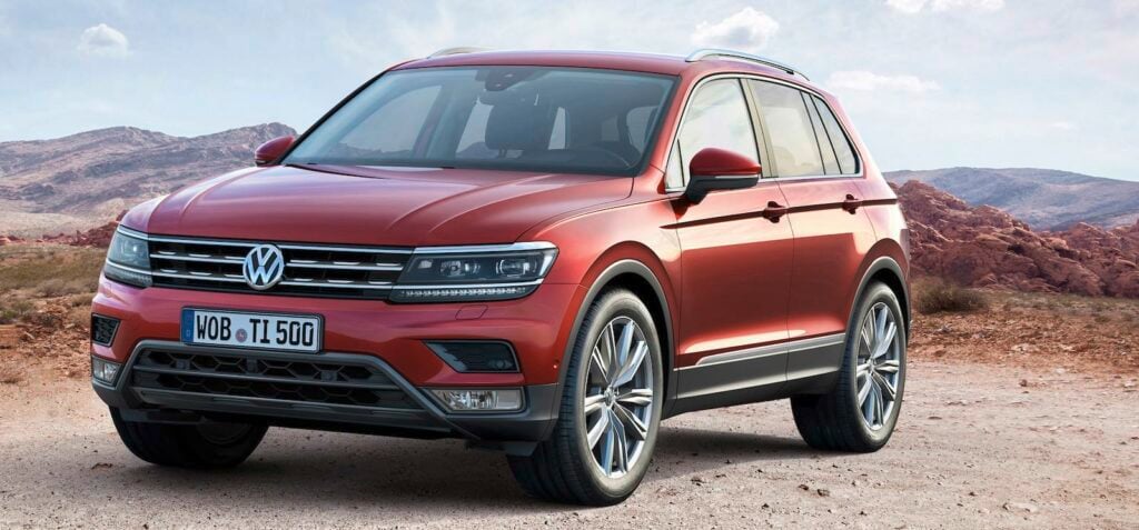 Volkswagen Tiguan bjuder inte på några större designöverraskningar utan den känns direkt igen som en Volkswagen. Den nya modellen blir längre, bredare och lägre än föregångaren och framför allt växer axelavståndet, något som ger bättre utrymme i baksätet och större bagageutrymme.