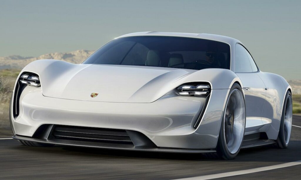 Porsche-konceptbilen kör längs vägen. (AI text)