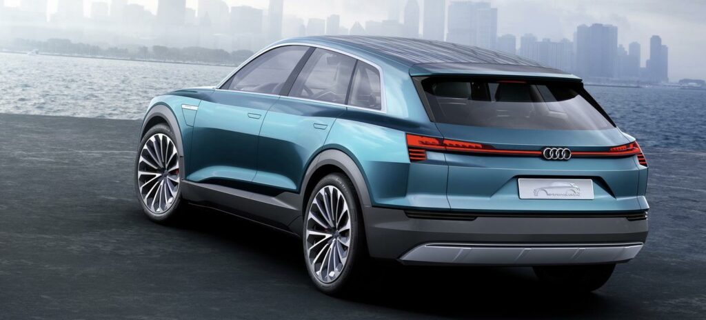 "Den kombinerar körglädje med lång räckvidd, en uttrycksfull design och fantastisk komfort", säger Ulrich Hackenberg, utvecklingschef på Audi, om nya E-tron Quattro.