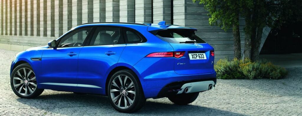 Jaguar F-Pace ska inte konkurrera med koncernsyskonet Land Rovers modeller. Istället siktar den in sig på BMW X4 och Porsche Macan.