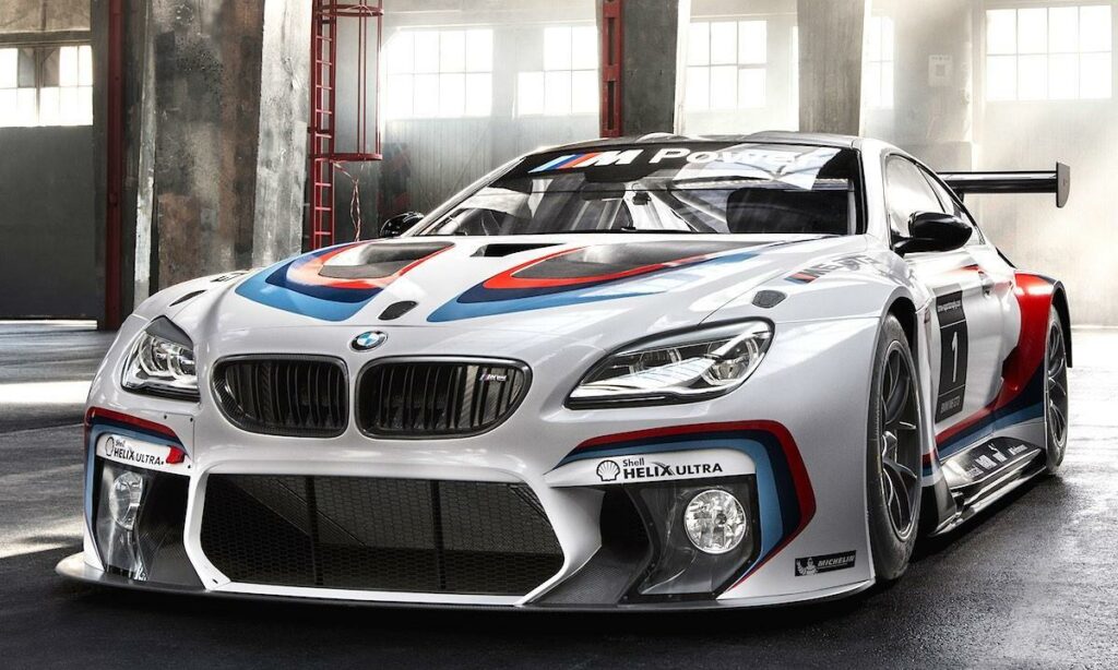 BMW GT-bil i garagen (AI text)