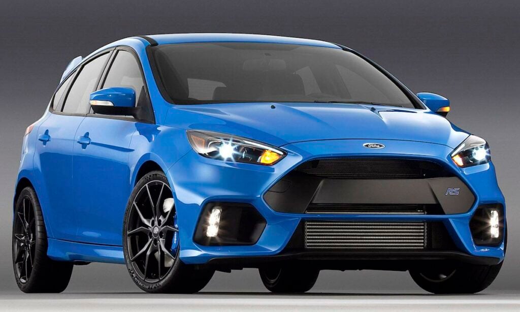 Den nya Ford Focus RS ST är en blå kupé. (AI text)