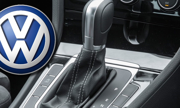 En Volkswagen-bil med växelväxel och Volkswagen-logotyp. (AI text)