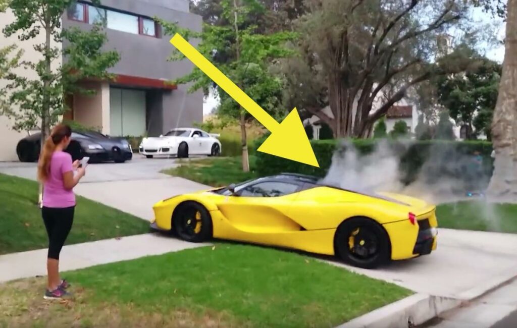 En kvinna tar en bild av en gul sportbil. (AI text)