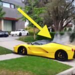 En kvinna tar en bild av en gul sportbil. (AI text)