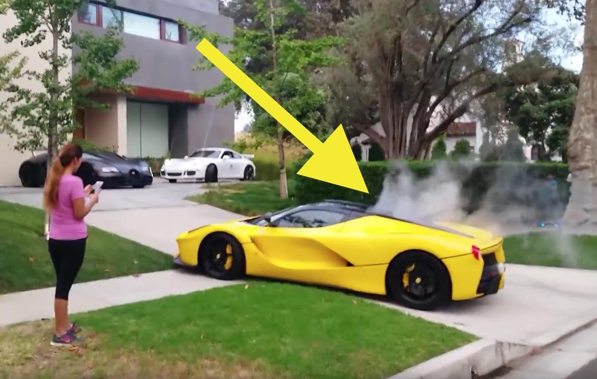 En kvinna tar en bild av en gul sportbil. (AI text)