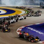 En racerbil kör längs banan. (AI text)