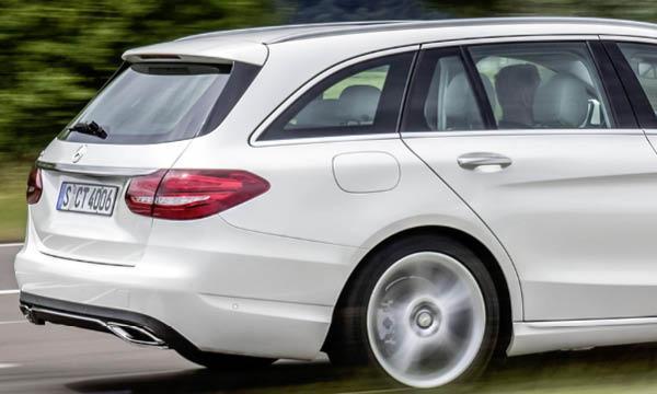 Mercedes-Benz C-klass stationwagon kör längs vägen. (AI text)