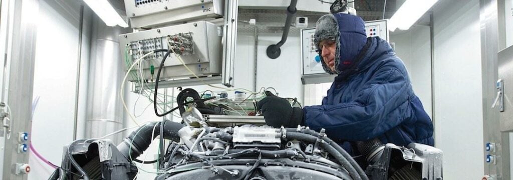 I labbmiljö kan man simulera de flesta klimat. Men tester av avgasutsläpp och förbrukning för dieselmotorer görs bara i rumstemperatur.