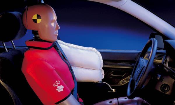 En man som sitter fastbältad i en bil (AI text)