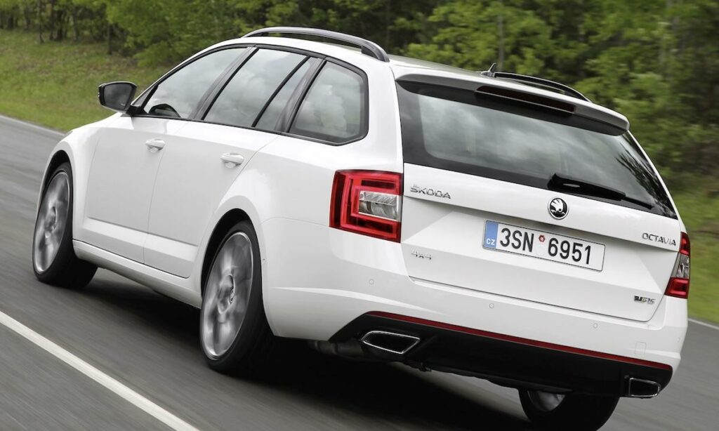 En vit Skoda. (AI text)