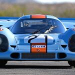En Porsche 912-racebil kör nedför banan. (AI text)