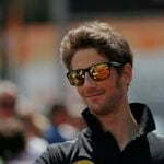 En racerförare i en svart tröja och solglasögon. (AI text)