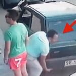 En man ses fatta tag i en bil dörrhandtag från en bil. (AI text)