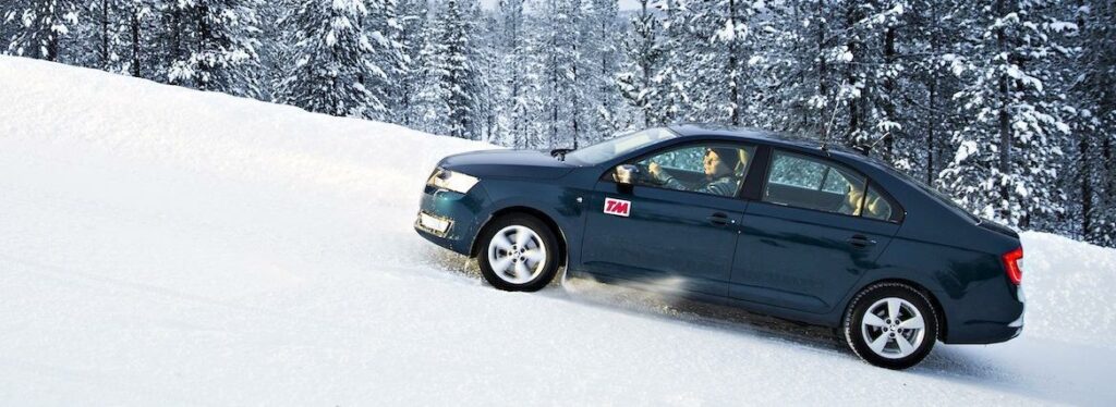 en bil kör nerför en snöig väg (AI text)