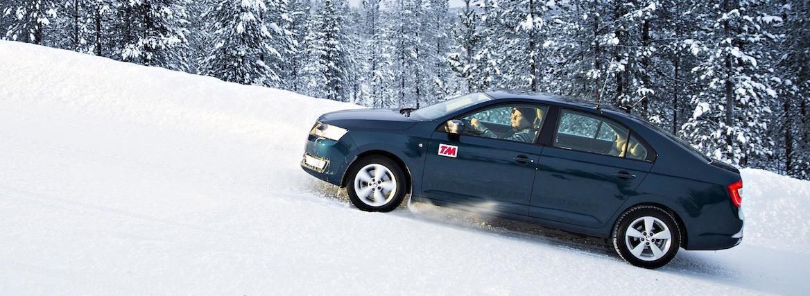 en bil kör nerför en snöig väg (AI text)