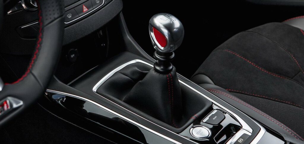 Det är så här det ska se ut i en riktig körglad bil, enligt Pierre Yves Etienney, talesperson på Peugeot Sport.