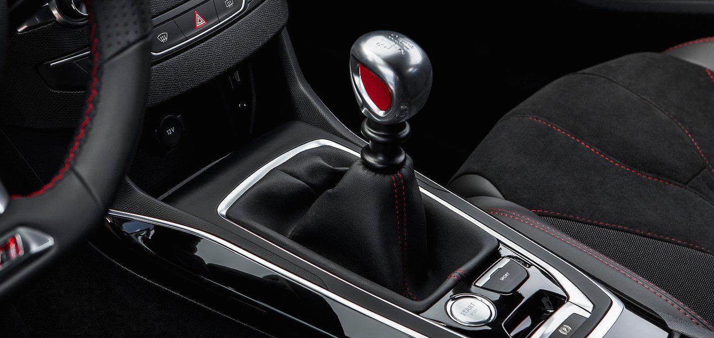 Det är så här det ska se ut i en riktig körglad bil, enligt Pierre Yves Etienney, talesperson på Peugeot Sport.