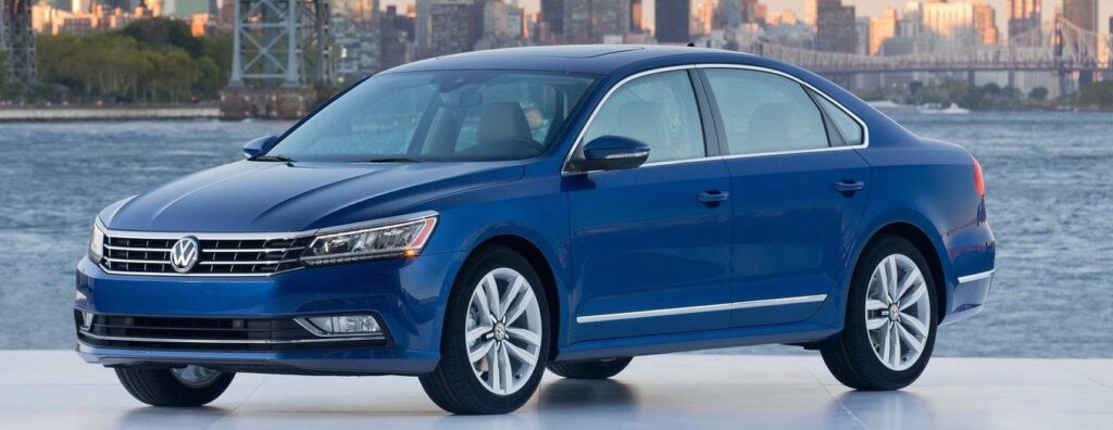 En blå Volkswagen Passat parkerad på en stadsgata. (AI text)