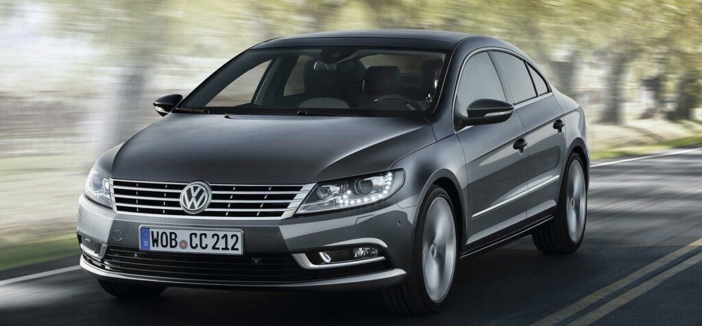 En Volkswagen Passat kör nerför en landsväg. (AI text)