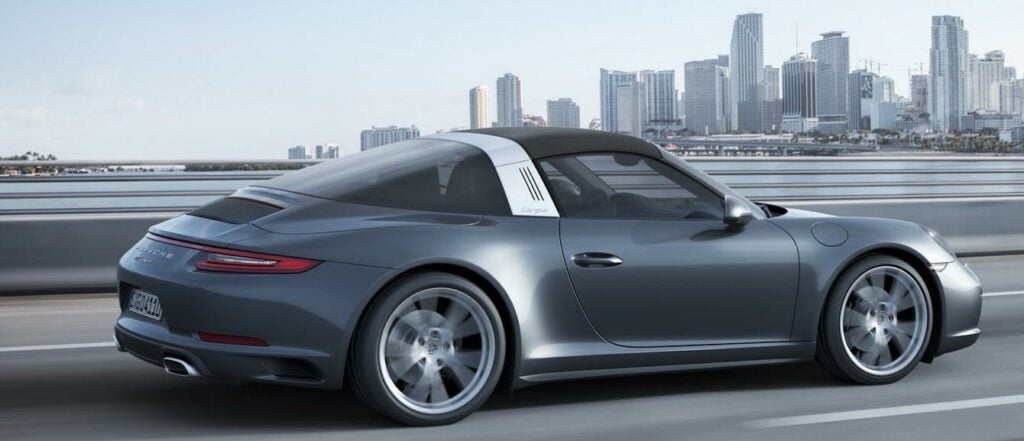 Porsche 911 cabriolet kör på vägen. (AI text)