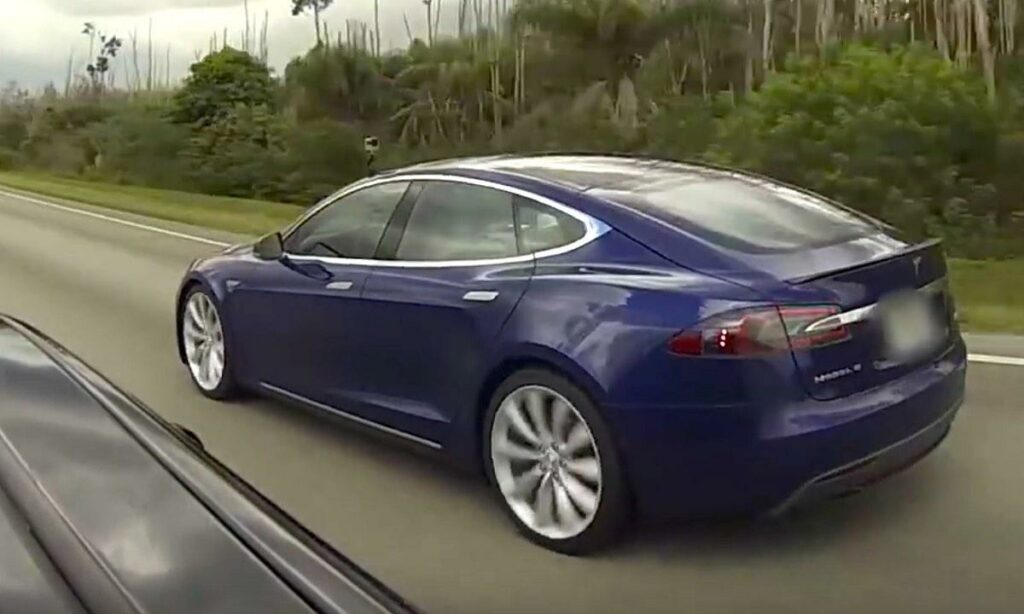 Tesla Model S kör på motorvägen. (AI text)