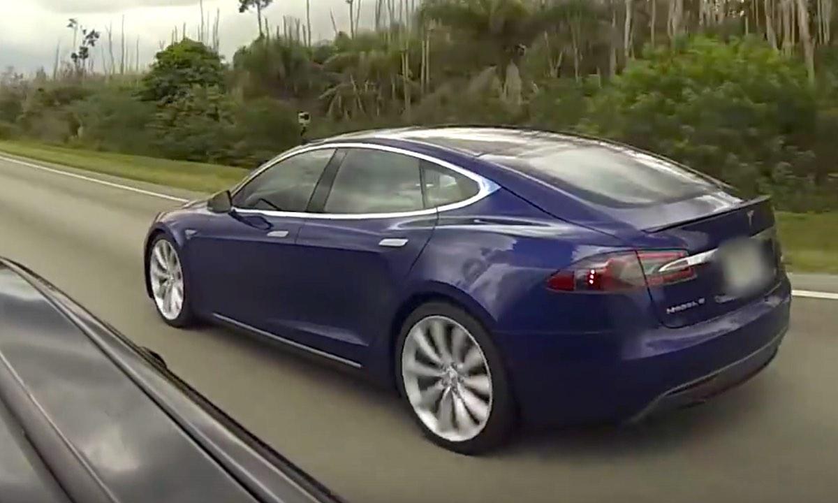 Tesla Model S kör på motorvägen. (AI text)