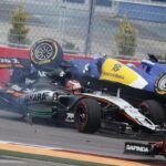 Under en formel 1-tävling kraschar en racebil in i en annan bil. (AI text)