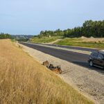 En bil kör ner en väg. (AI text)