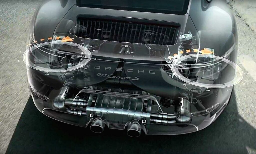 En Porsche 911 GTS RS kör längs vägen. (AI text)