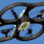 En polisdrönare flyger i himlen. (AI text)